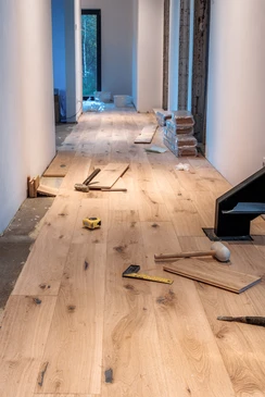 Chantier de pose de parquet en cours dans un intérieur résidentiel moderne