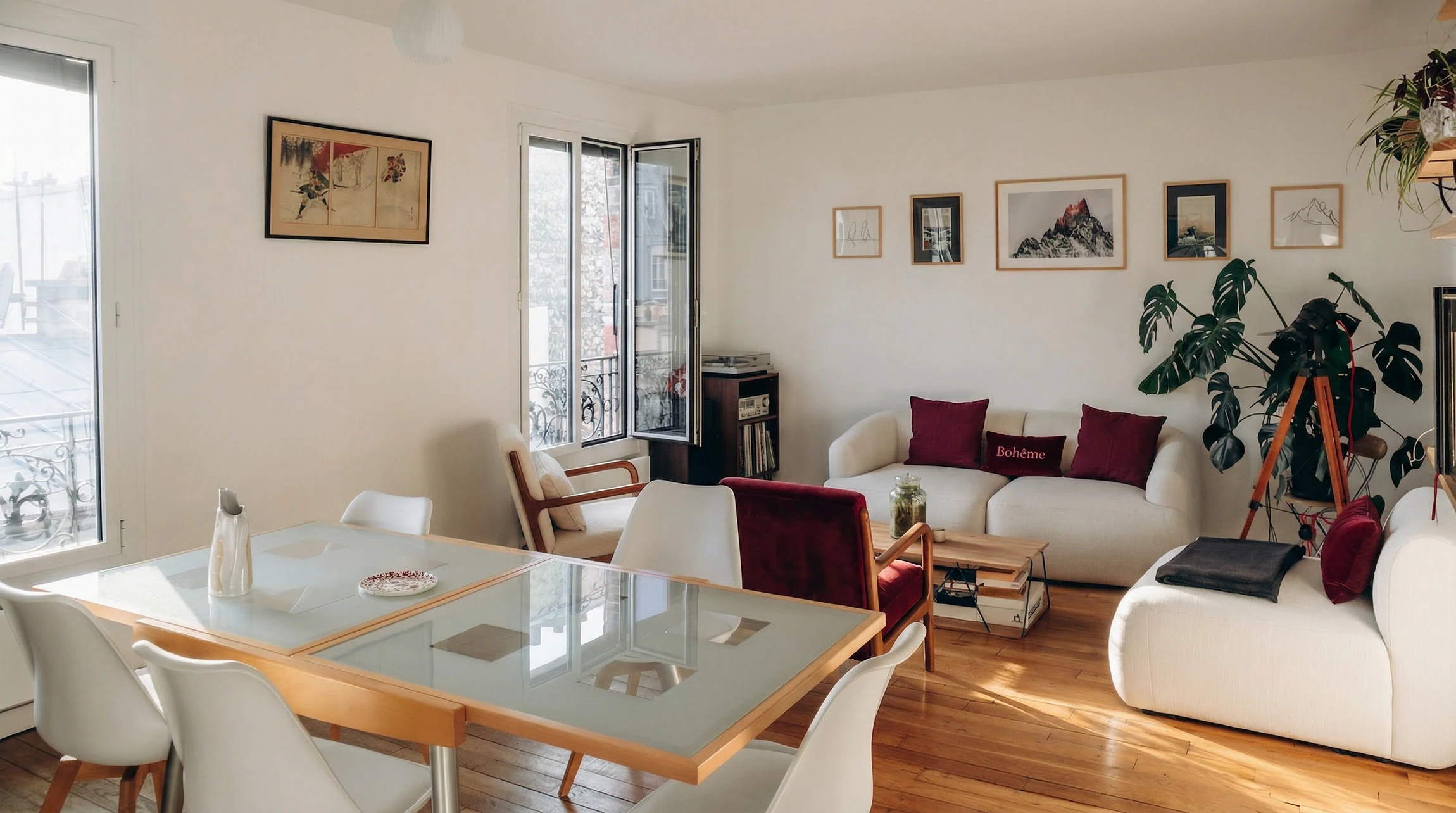Ouvrier peintre en combinaison de travail applique de la peinture blanche au plafond d'un appartement lumineux avec grandes fenêtres