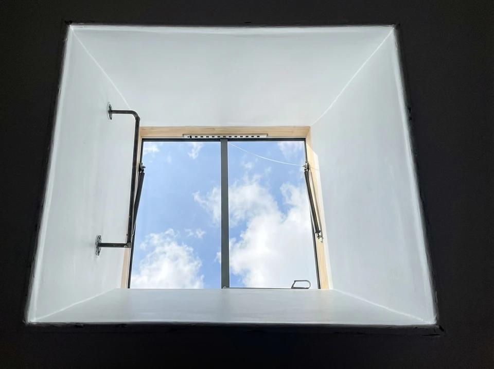 Photographie réaliste d'un artisan expérimenté travaillant sur un chantier de rénovation intérieure, manipulant ses outils avec assurance et expertise dans un environnement de rénovation parisienne authentique, montrant la qualité du travail manuel et l'expérience professionnelle. L'image doit transmettre la confiance, le savoir-faire et le professionnalisme accumulés au fil des années.