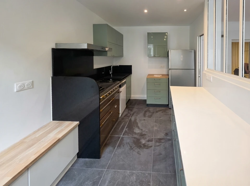 Intérieur résidentiel avec artisan installant du parquet au sol